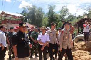 Pj Gubernur Bersama Kapolda Sulbar Kunjungi Lokasi Longsor di Mamasa
