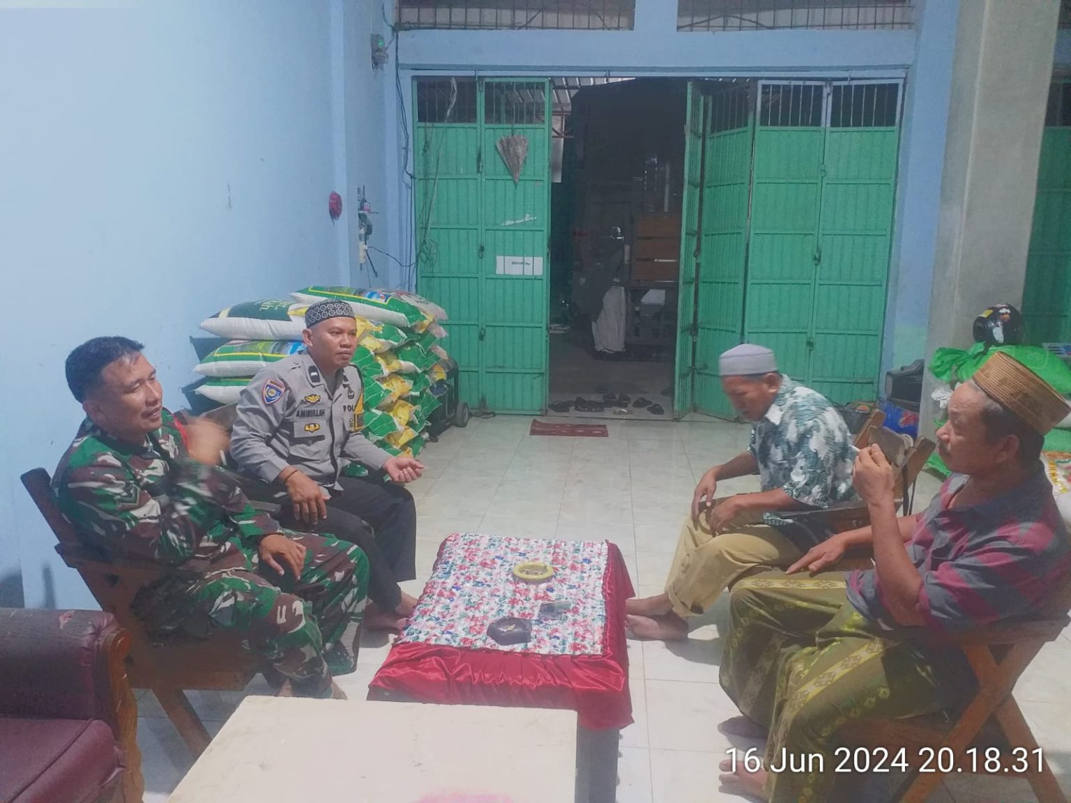 Bhabinkamtibmas Polsek Pangkajene bersama Babinsa Melaksanakan Koordinasi Dengan Ketua Panitia Qurban Masjid Nurul Huda | NEWS TV Indonesia