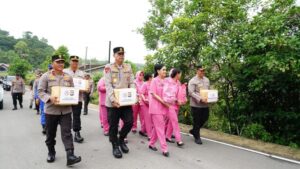 Sambut Hari Bhayangkara ke-78, Polda Sulbar Dan Polresta Mamuju Gelar Bakti Sosial Dan Pengobatan Gratis