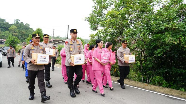 Sambut Hari Bhayangkara ke-78, Polda Sulbar Dan Polresta Mamuju Gelar Bakti Sosial Dan Pengobatan Gratis | NEWS TV Indonesia