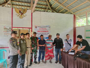 Bhabinkamtibmas Polsek Pana Dampingi Penyaluran BLT Desa Bakadisura