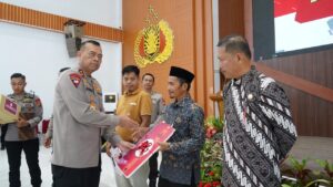 Kapolda Sulbar Serahkan Bantuan Sosial Semarakkan Hari Bhayangkara