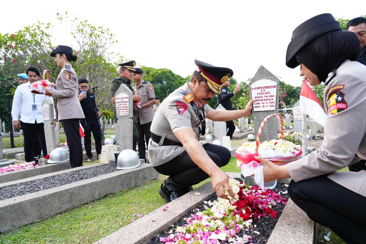 Jelang HUT Ke-78 Bhayangkara, Jajaran Mabes Polri Ziarah ke TMP Kalibata | NEWS TV Indonesia