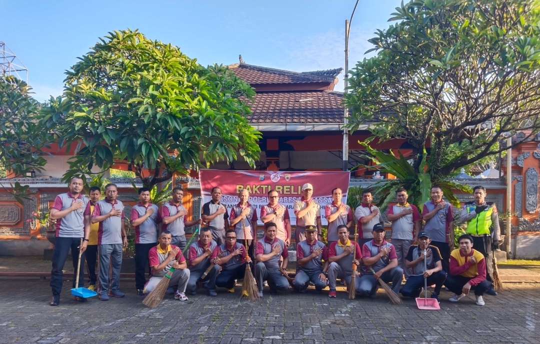 Semarak HUT Bhayangkara ke 78 Polsek Tamalanrea dan Polsek Biringkanaya Gelar Baksos Religi di Pura Giri Nata  | NEWS TV Indonesia