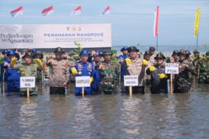 Kakorpolairud Baharkam Polri Pimpin Penanaman Pohon Mangrove di Takalar