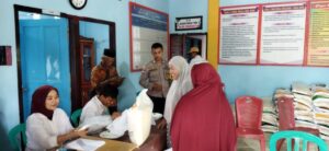 Anggota Bhabinkamtibmas Polsek Topoyo Mendampingi Kegiatan Rutin Posyandu Teratai di Desa Tangkau