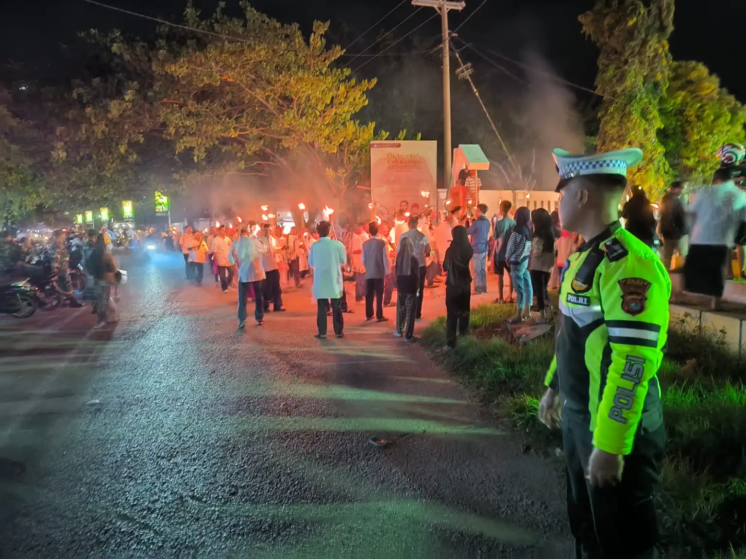 Polres Majene Terjunkan Puluhan Personel untuk Amankan Pawai Obor Malam Takbiran Idul Adha 10 Dzulhijjah 1445 Hijriyah | NEWS TV Indonesia