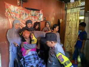 Kapolres Morowali Serahkan Bantuan Kursi Roda sebagai Bentuk Kepedulian
