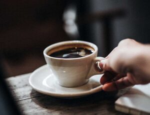 Menikmati Kopi di Waktu yang Tepat: Bukan Saat Bangun Tidur!