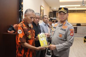 Kapolrestabes Makassar Menyerahkan Hadia Kepada Pemenang Perlombaan Menyambut Hari Bhayangkara ke-78 | NEWS TV Indonesia