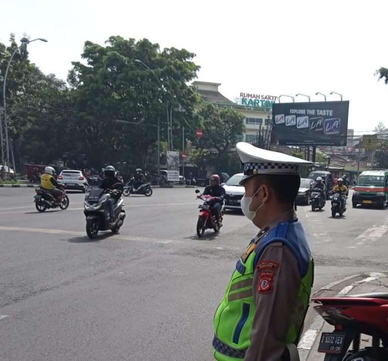 Polsek Cibaliung Laksanakan Pengaturan Lalu Lintas di Persimpangan Pasar Cibaliung untuk Cegah Kemacetan | NEWS TV Indonesia