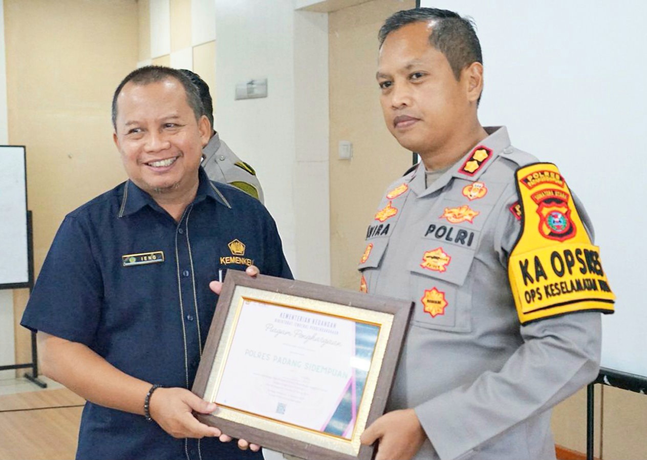 Kapolres Sukoharjo Kunjungi Mapolsek Gatak: Berikan Penghargaan dan Bantuan Sosial | NEWS TV Indonesia