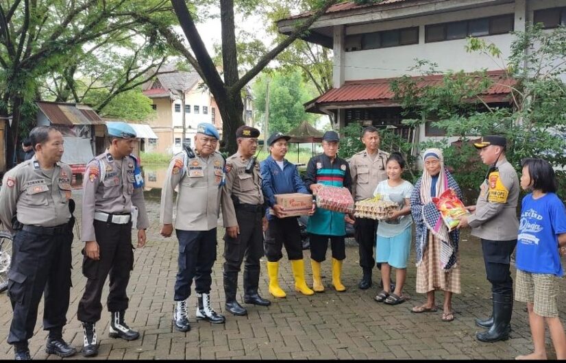 Kapolsek Tamalanrea Salurkan Bantuan Sembako ke Warga Terdampak Banjir  | NEWS TV Indonesia