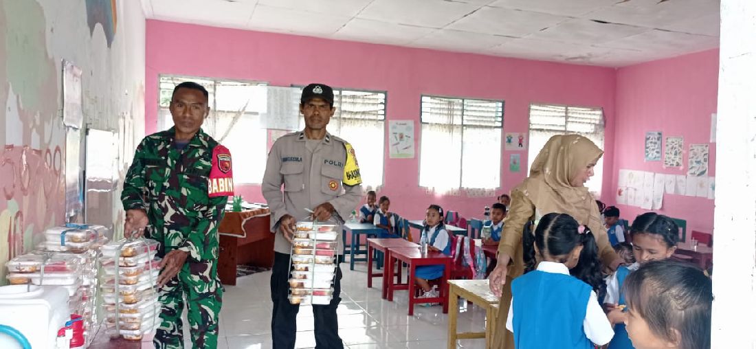 Bhabinkamtibmas dan babinsa Memonitoring Program Makanan Gratis di Negeri Wakal | NEWS TV Indonesia