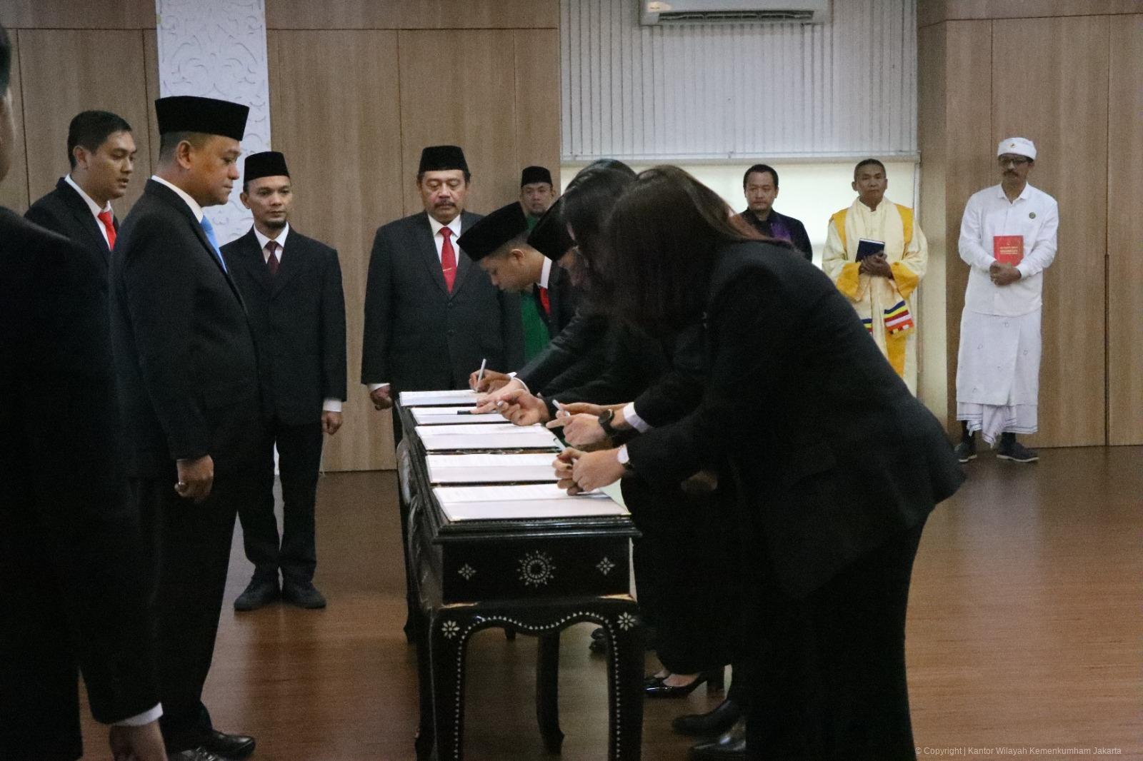 Lantik 9 Notaris, Kakanwil : Segera Adaptasi Dengan Lingkungan Kerja Yang Baru | NEWS TV Indonesia