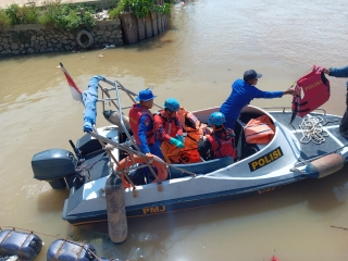 Tim SAR Ditpolairud Polda Metro Jaya Lakukan Pencarian Korban Tenggelam di Sungai CBL Bekasi | NEWS TV Indonesia