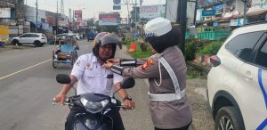 Kapolsek WARA UTARA, Ipda,,ROBERT PAKIDING DANDURU SAMPEALLO Silaturahmi di SMKN 2 Dan Kantor KECAMATAN WARA UTARA KOTA PALOPO | NEWS TV Indonesia Kapolsek WARA UTARA, Ipda,,ROBERT PAKIDING DANDURU SAMPEALLO Silaturahmi di SMKN 2 Dan Kantor KECAMATAN WARA UTARA KOTA PALOPO | NEWS TV Indonesia