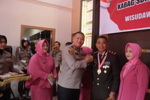 Penuh Haru, Kapolres Sinjai Pimpin Wisuda Purnabakti Personel Polri