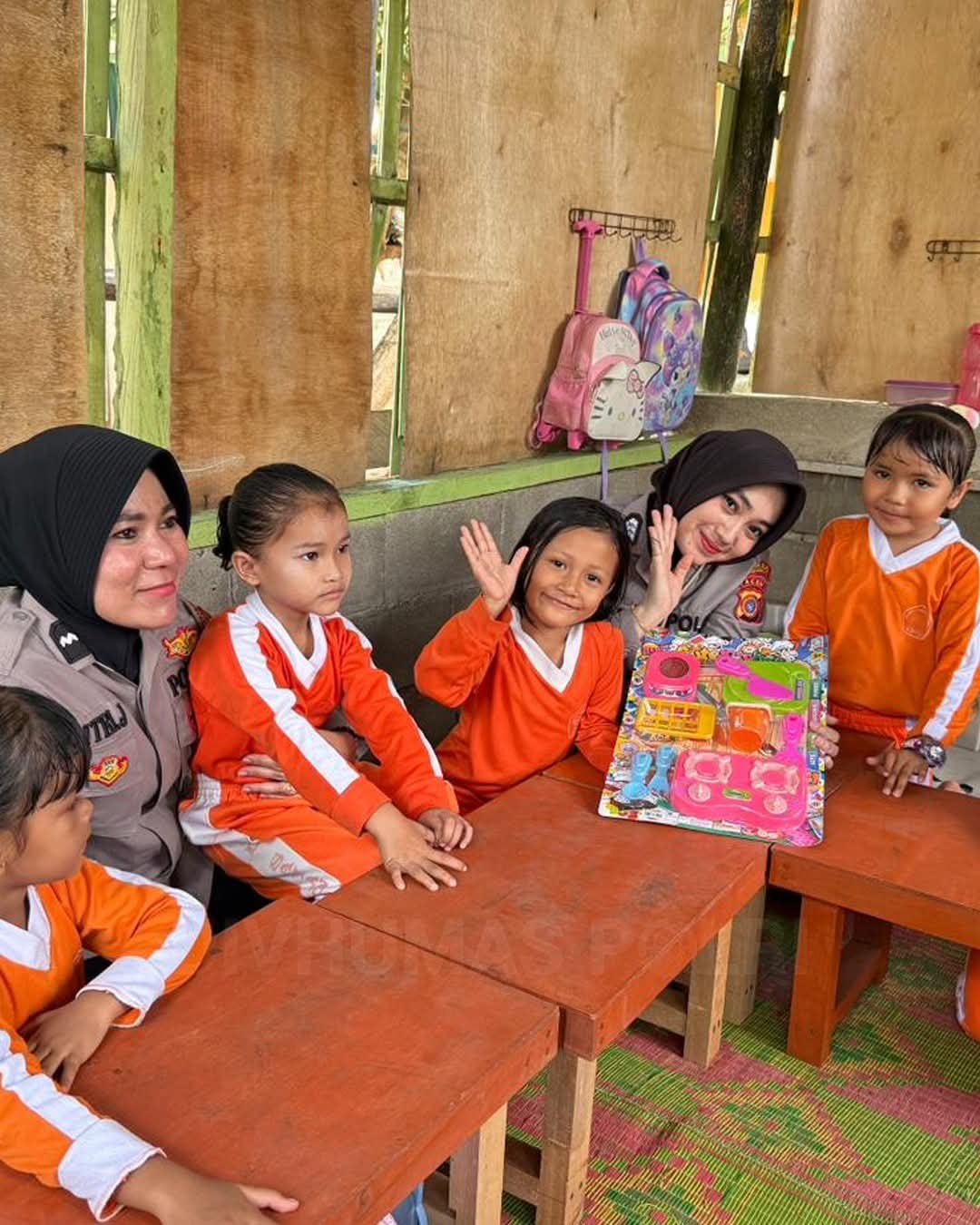 Polwan Polres Lhokseumawe Gelar Trauma Healing dan Salurkan Bantuan untuk Anak PAUD Pascabanjir | NEWS TV Indonesia Polwan Polres Lhokseumawe Gelar Trauma Healing dan Salurkan Bantuan untuk Anak PAUD Pascabanjir | NEWS TV Indonesia