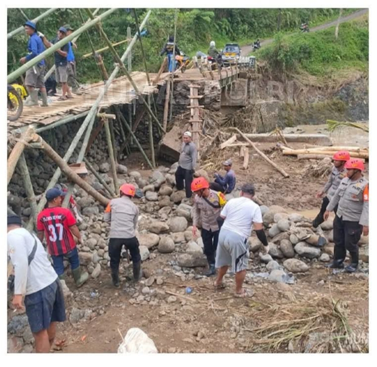 Tim SAR Brimob Polda Jabar Bangun Jembatan Sementara Penghubung Dua Desa | NEWS TV Indonesia